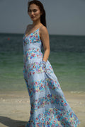 In this image, the model has her hands in the pockets of the dress! Yes! The dress consists of pockets at each side!
