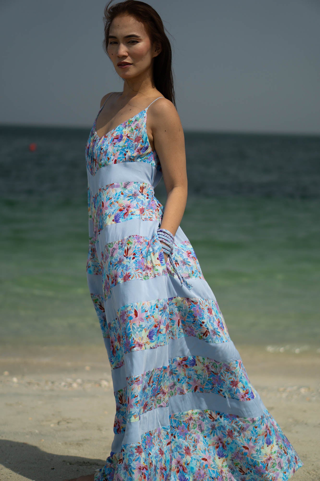 In this image, the model has her hands in the pockets of the dress! Yes! The dress consists of pockets at each side!
